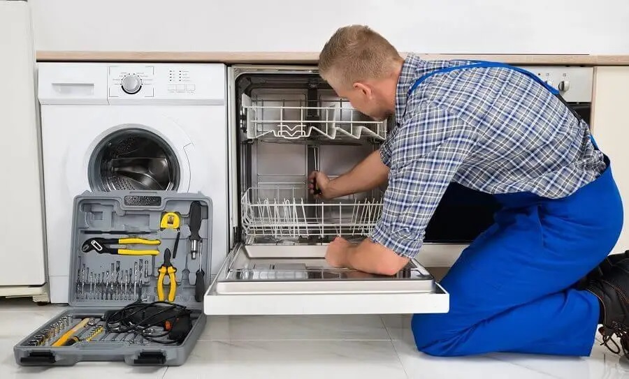 Gebze Whirlpool servisi teknisyen ekibi beyaz eşya tamiri yaparken